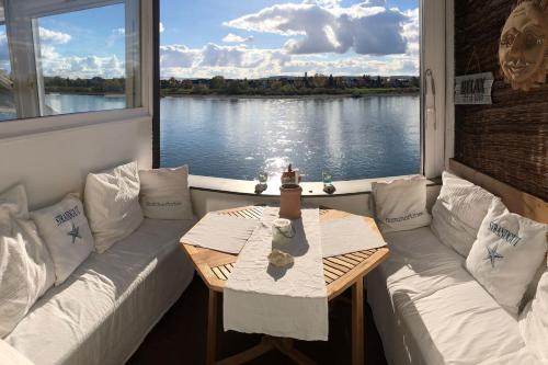 Neuwied Apartamento | VILLA RHEINSTEIN AM SCHLOSS ENGERS