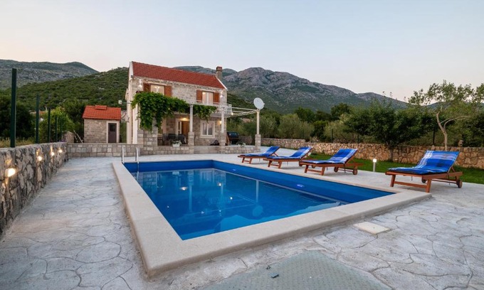 Zavala Villa | Villa Rustica