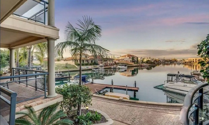 Halls Head Villa | Villa Santavea - exclusive luxury resort on canals