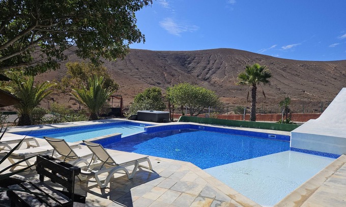 Tetir Villa | Villa "Vivienda Vacacional Sara" con vistas a la montaña, terraza, piscina y pista de baloncesto