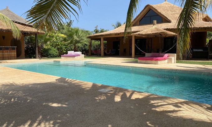 Nianing Villa | Villa con gran piscina privada con todas las comodidades NIANING CASA MARENDA a través de Facebook