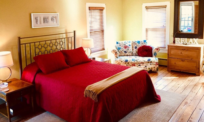 Woodstock Apartamento | Centro del pueblo: retiro elegante y espacioso "sobre los libros"