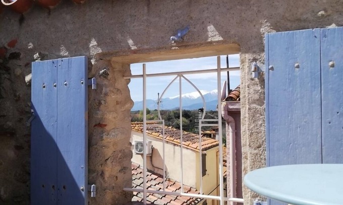 Maureillas-Las-Illas Casa | Village house, roof terrace with splendid view of the Canigou. Pedestrian area.