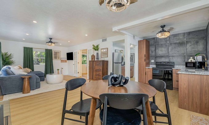 Melbourne Village Cabaña | Village Hideaway · A Modern Coastal Retreat