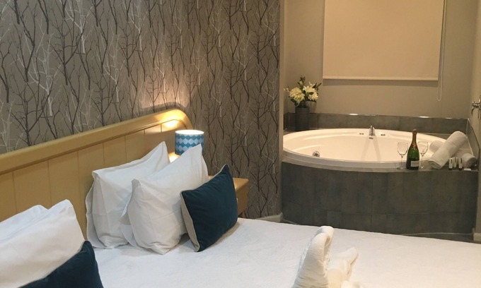 Anderson Park Hotel | Village Motel