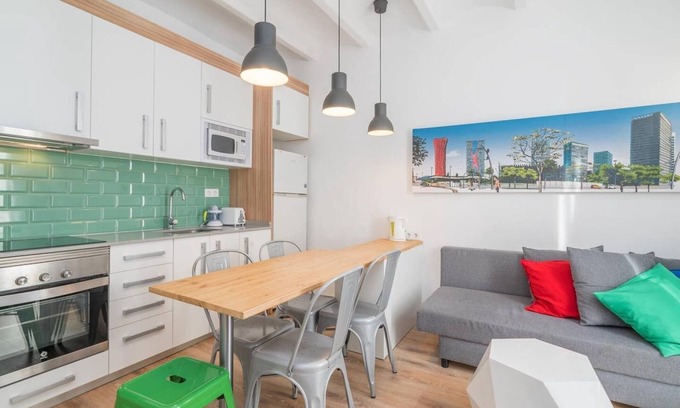 El Port Apartamento | Vintage POP FIRA 3 /Wi-Fi / Balcony/ AC