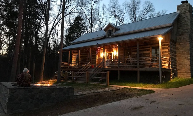 Houston County Casa | Casa de troncos de 1850 de la vendimia en alquiler con 163 acres arbolados a dos millas de trls privados.