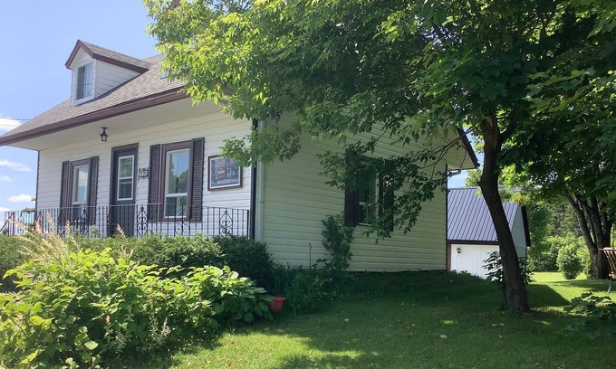 Saint-Severin Casa | Vintage and antique house and barn. 15 minutes from Miller Zoo, Orchard at Ti-Paul,