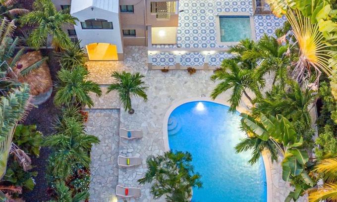 Bani Villa | Bani, descubre Villa Infinito, una mansión con piscina privada, playa privada.