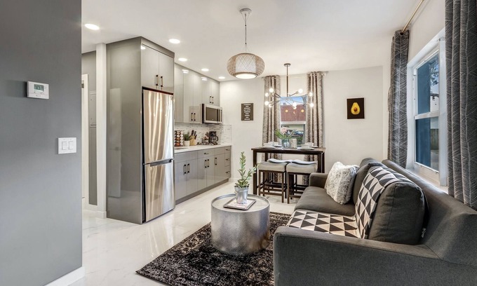 Highland Garden Apartamento | Volare: Renovated Professional Design & Near Beach