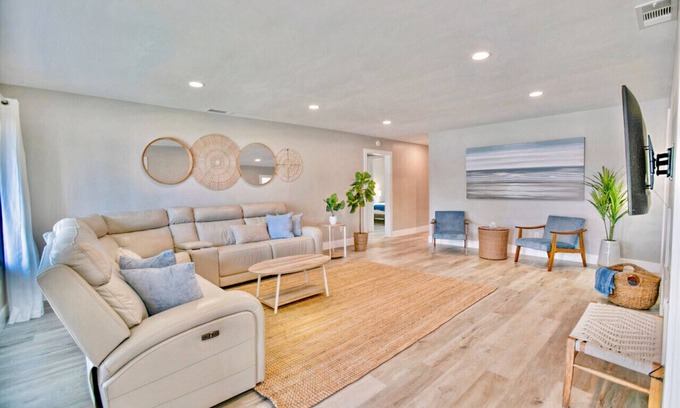 Townsite Casa | Walk to Beach and Pier! 10 Min to Legoland