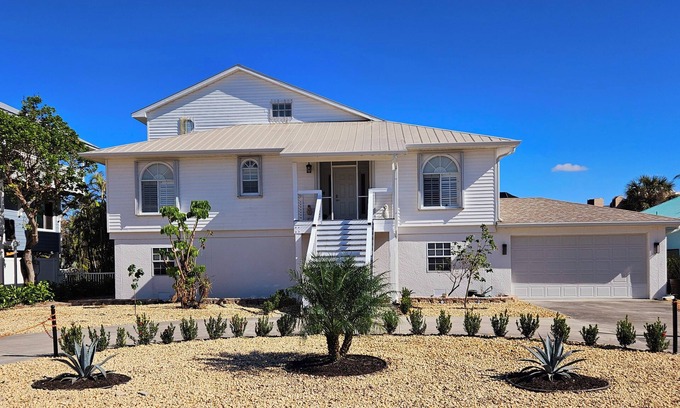 Laguna Shores Casa | WALK TO BEACH, PRIVATE FAMILY AND PET FRIENDLY POOL HOME ON A CANAL