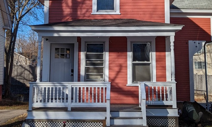 Dover Casa | Walk to downtown Dover -- Full house with full kitchen, washer/dryer & large TV.