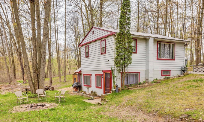 Lake Cabina | Walk to Gray Lake: Pet-Friendly Cottage