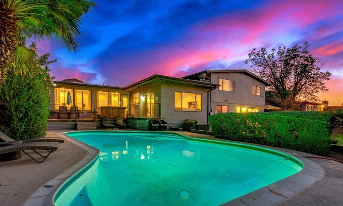 Paradise Valley Village Casa | Walk to Hiking! Views - 5BR - Remodeled