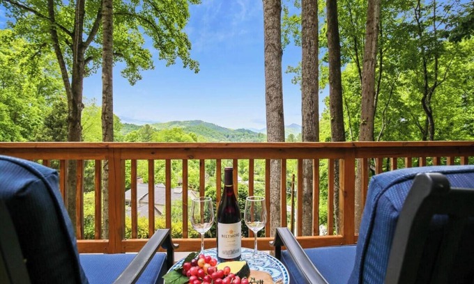 Burnsville Chalet De Esquí | WALK TO MAIN ST., Pets OK, Close to Shops, Hiking, 30 min to Hatley Pointe