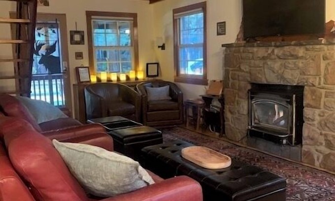 Bijou Pines Cabina | "Travieso pero agradable" - Knotty-Pine Cabin in the Pines