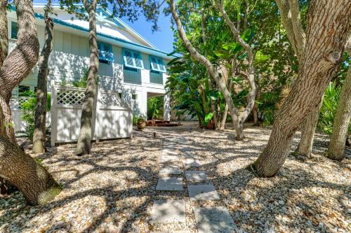 Summerplace Casa | Walk to Wabasso Beach Home with Hot Tub and Bikes