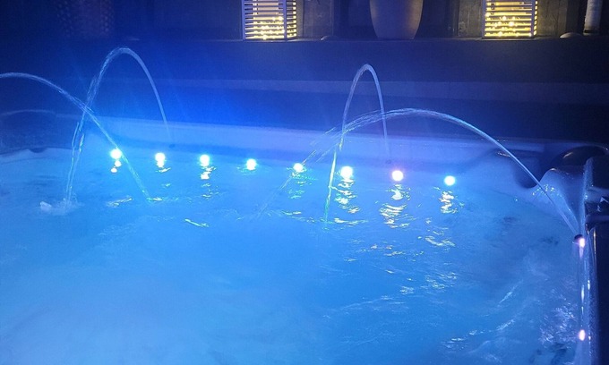 Cochrane Apartamento | Walkout Basement Suite with Private Hot Tub