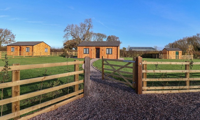 Radbourne Cabina | WALNUT LODGE, pet friendly, with a garden in Etwall