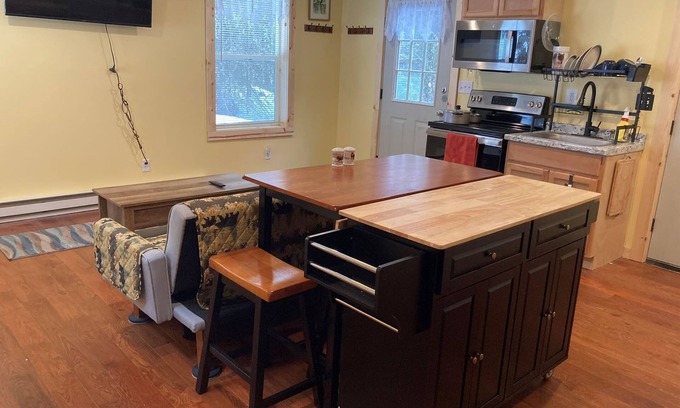 Gardiner Cabina | Wapiti Cabin - a Wolf Crossing Cabin next to Yellowstone