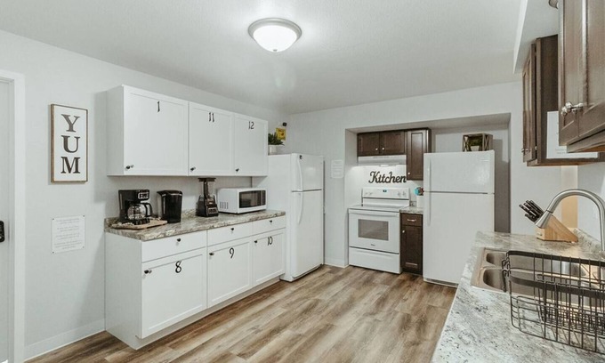 Plover Casa | Washington Manor Room #10