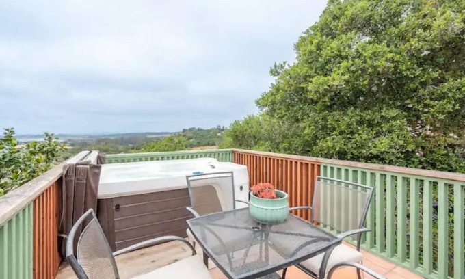 Elkhorn Apartamento | Watch Sunsets of the Monterey Bay From a Hilltop Villa