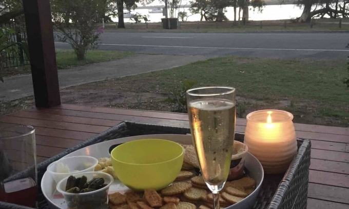 Banksia Beach Casa | Water front house with magical sunsets