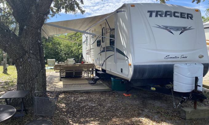 Riverwood Alquiler De RV | Water Front Tracer RV by Glampers Camp