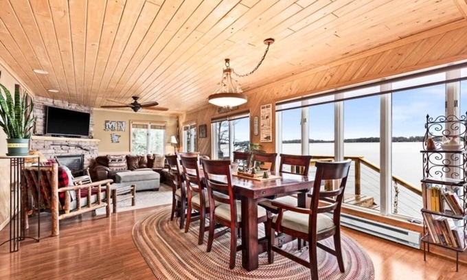Tower Cabina | Water's Edge on Lake Vermilion