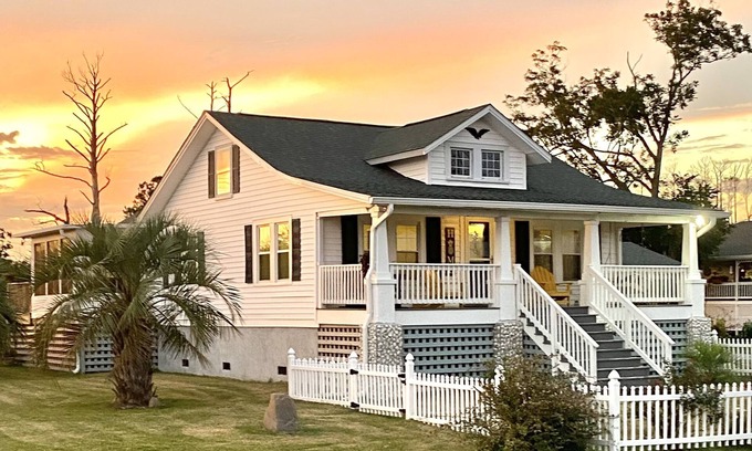Carteret County Casa | Water View&Access~ Game Room~Sunrise~Beach~Kayak Fishing~Close to Ferry~Sleeps 6