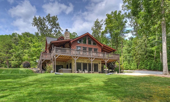 Lake Norman of Catawba Cabina | Waterfront 1-Acre | Private Dock, Hot Tub, Firepit | Bankhead Lodge by AvantStay