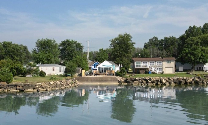 Vickery Cabaña | Waterfront 3 Bedroom Cottage w/Sunsets over Sandusky Bay