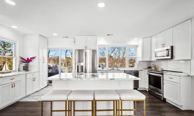 Glen Burnie Casa | Waterfront 5 Bedroom Near BWI/Annapolis/Baltimore