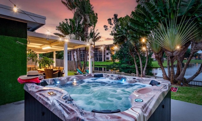 Sunrise Villa | Waterfront, 7s Hot Tub, 5 Min to Sawgrass Mall - Biggest Outlet Mall in US