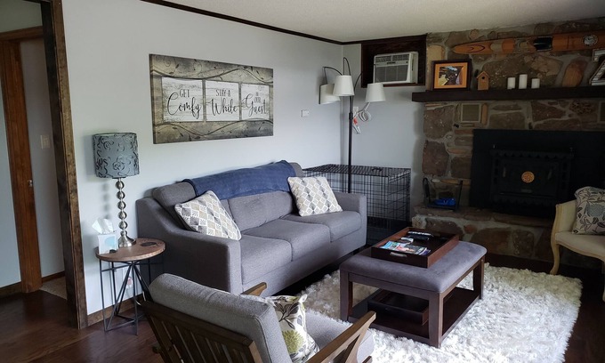 Gravois Mills Cabaña | ¡Llame para ofertas especiales de otoño! ¡Ven y relájate en esta cabaña junto al lago!