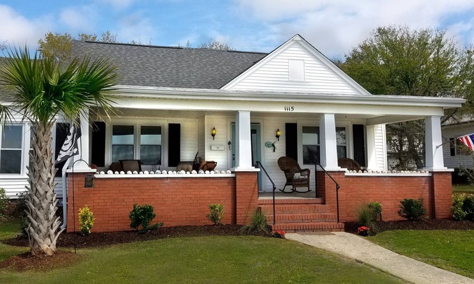 Morehead City Casa | Casa de campo frente al mar con muelle en Taylor's Creek - Paseo corto al centro de Beaufort