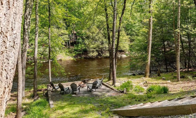 East Stroudsburg Casa | Nueva construcción: cabaña frente al río