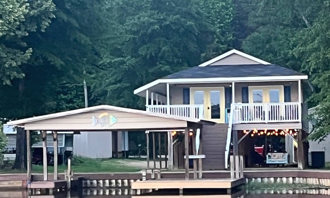 Becker Casa | Waterfront home/boat dock w/ sunset views on the Tenn Tom Waterway.