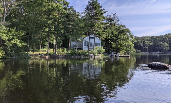 Damariscotta Casa | Waterfront home on beautiful Biscay Pond in Maine