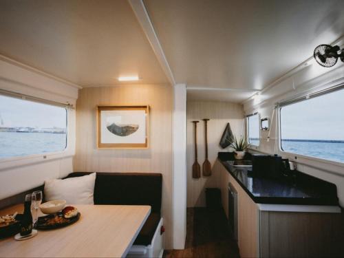 Victoria and Alfred Waterfront Alquiler De Eote | Waterfront Houseboat