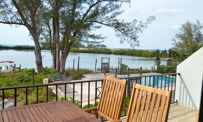 Longbeach Village Condominio | Waterfront Longboat Key Retreat With Dream Views