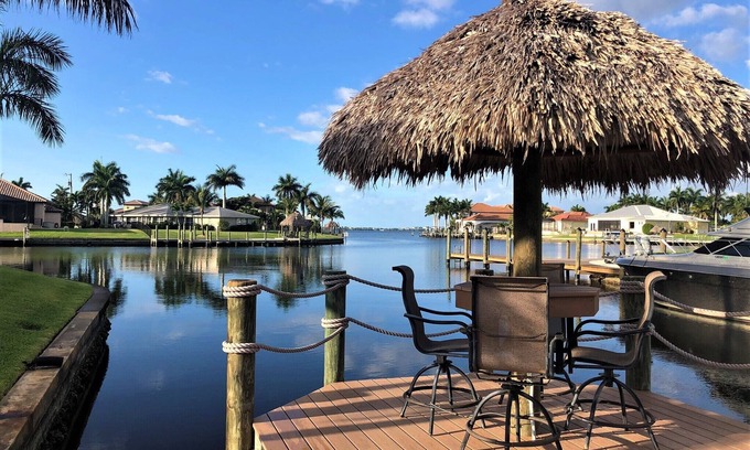 Yacht Club Villa | Excl. Villa de lujo * Top * Sur frente a la piscina * jacuzzi * Wireless * muelle * Tiki Hut *
