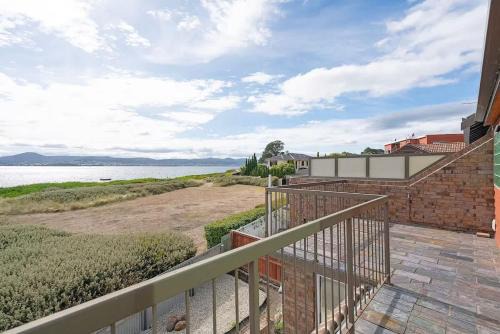 Sandy Bay Casa | Waterfront Stay at Nutgrove Beach