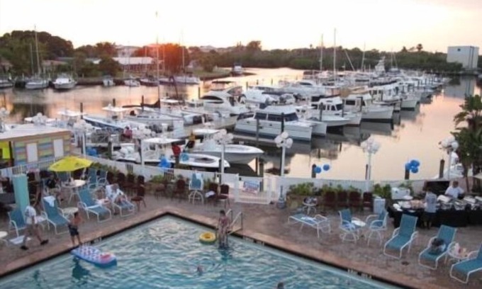 Trailer Estates Hotel | UNIDAD DE ESTUDIO FRENTE AL MAR 107 en el Ramada Inn Sara Bay Marina 7150 N Tamiami Tr