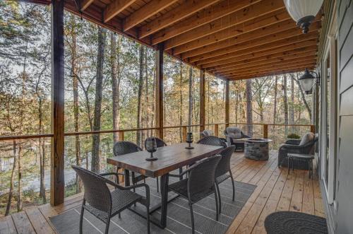 Tougaloo Casa | Waterfront Terry Home with 3 Decks and Hot Tub!