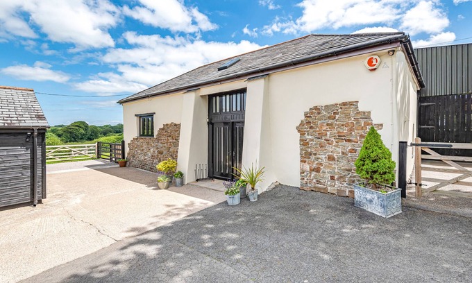 Bradworthy Casa | WATERLAND OLD BARN, pet friendly, with open fire in Bradworthy