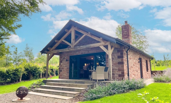 Wing Cabaña | Waters Edge, a romantic cottage with stunning views of Talkin Tarn