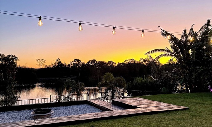 Toogoom Casa | Waters Edge Retreat - on the lake and walk to beach