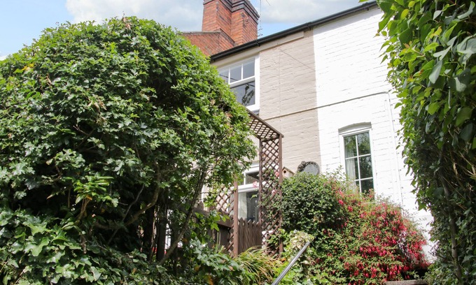 Malpas Cabaña | WATTLE COTTAGE, pet friendly, character holiday cottage in Malpas